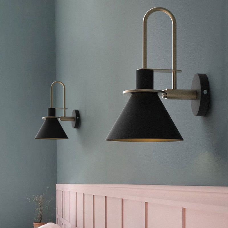 Lámpara de pared antigua de 1 luz con cono de metal, montaje en pared en blanco/negro/verde con asa para mesita de noche | Brehn