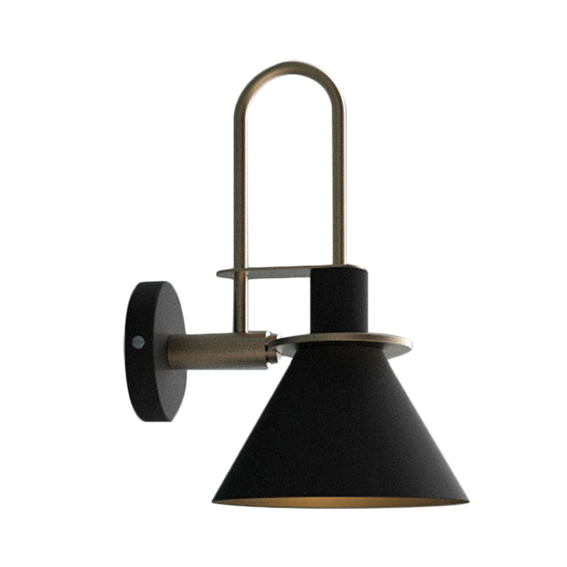Lámpara de pared antigua de 1 luz con cono de metal, montaje en pared en blanco/negro/verde con asa para mesita de noche | Brehn