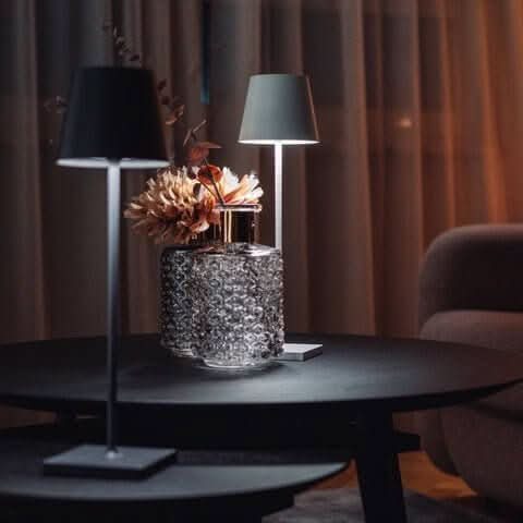 Lámpara de mesa portátil y sin cables para una iluminación elegante