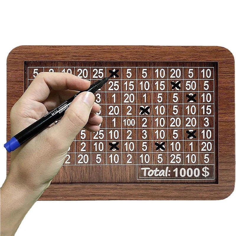 Caja de madera con figuras grabadas