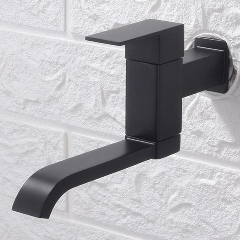 Grifo de baño contemporáneo montado en la pared con manijas de palanca y arco bajo de bronce