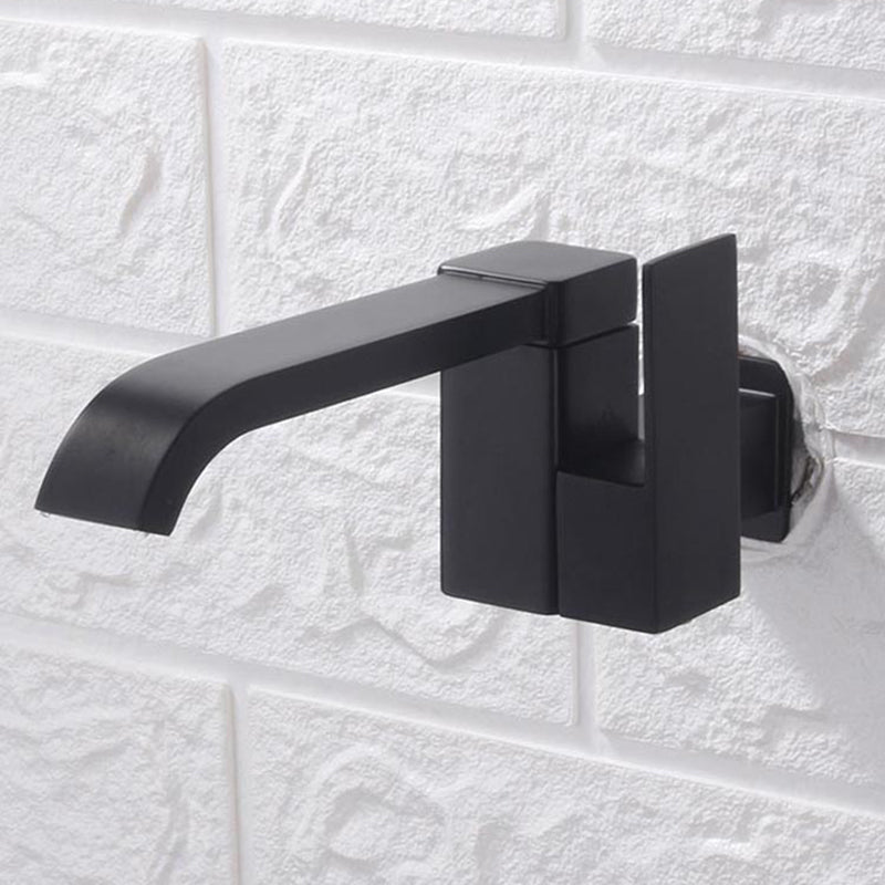 Grifo de baño contemporáneo montado en la pared con manijas de palanca y arco bajo de bronce