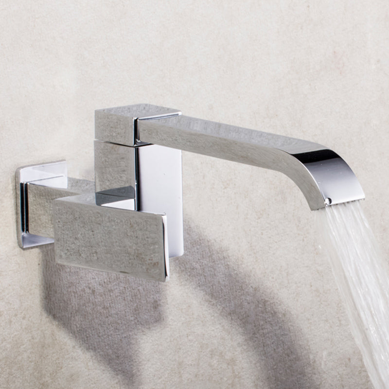 Grifo de baño contemporáneo montado en la pared con manijas de palanca y arco bajo de bronce