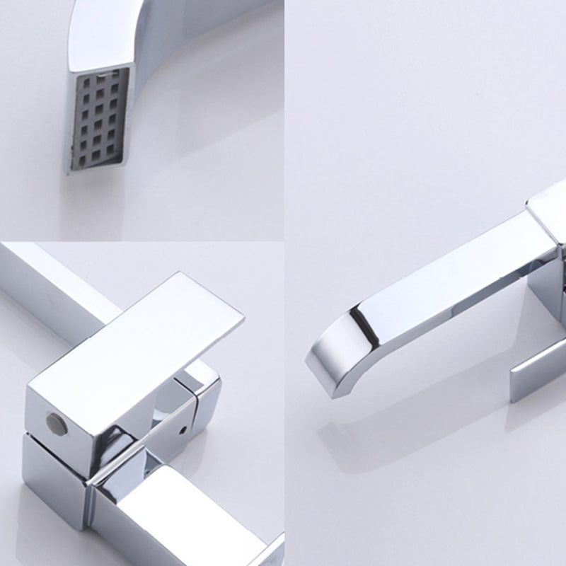 Grifo de baño contemporáneo montado en la pared con manijas de palanca y arco bajo de bronce