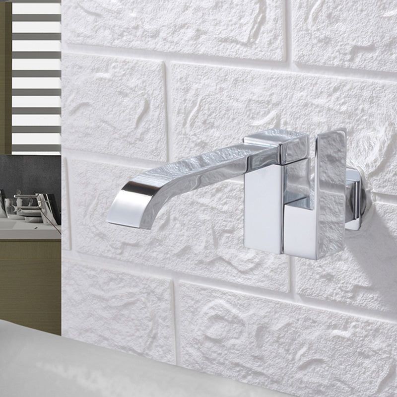 Grifo de baño contemporáneo montado en la pared con manijas de palanca y arco bajo de bronce