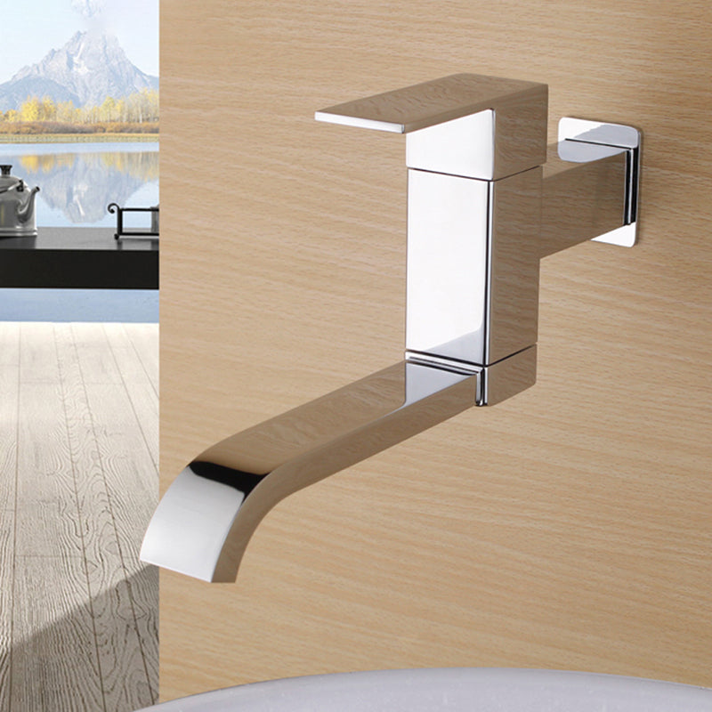 Grifo de baño contemporáneo montado en la pared con manijas de palanca y arco bajo de bronce