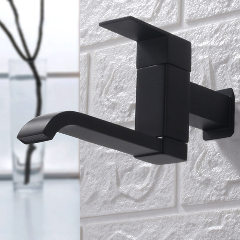 Grifo de baño contemporáneo montado en la pared con manijas de palanca y arco bajo de bronce