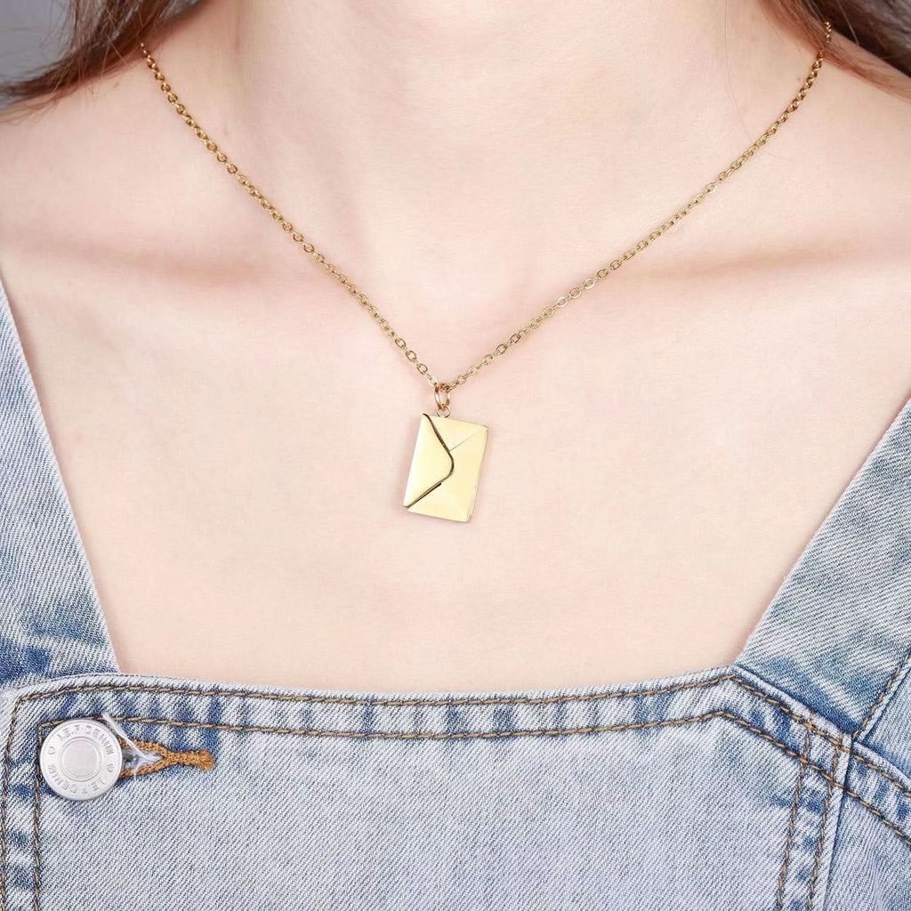 Collar de sobre secreto con un mensaje de amor oculto