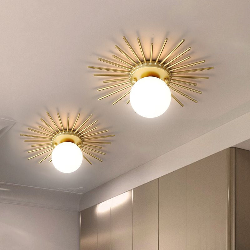 Lámpara de techo con cuerpo de vidrio satinada en diseño dorado