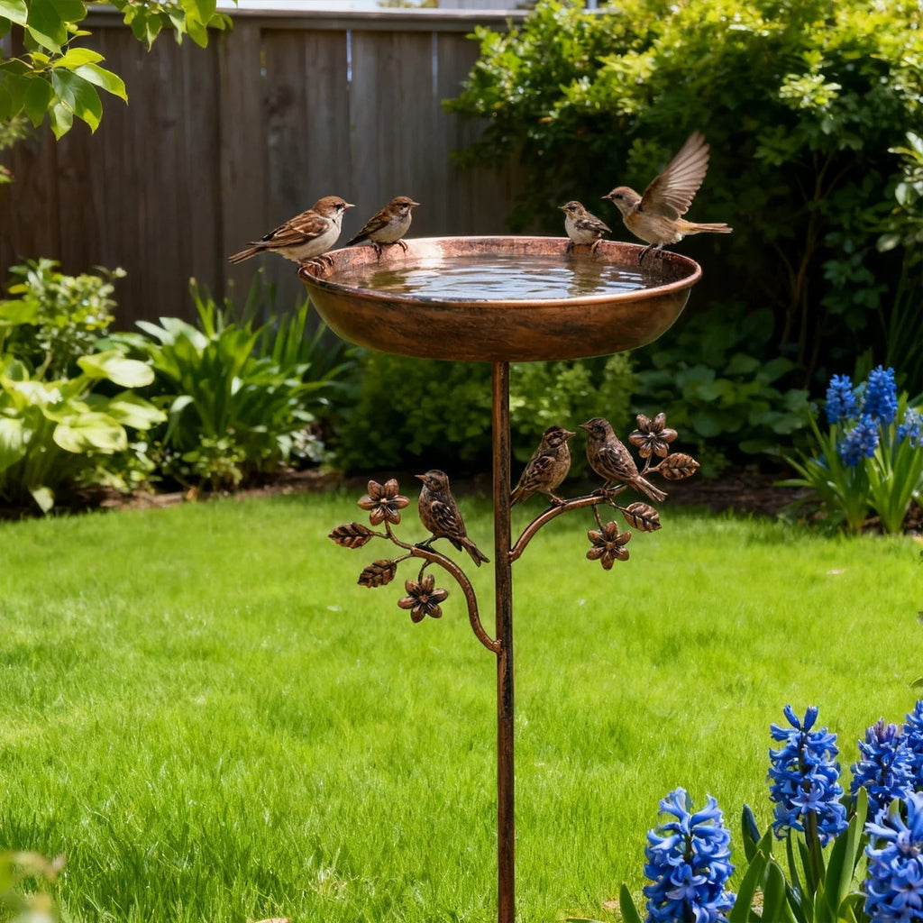 Fuente para pájaros de jardín con piquete de metal en aspecto vintage cobre