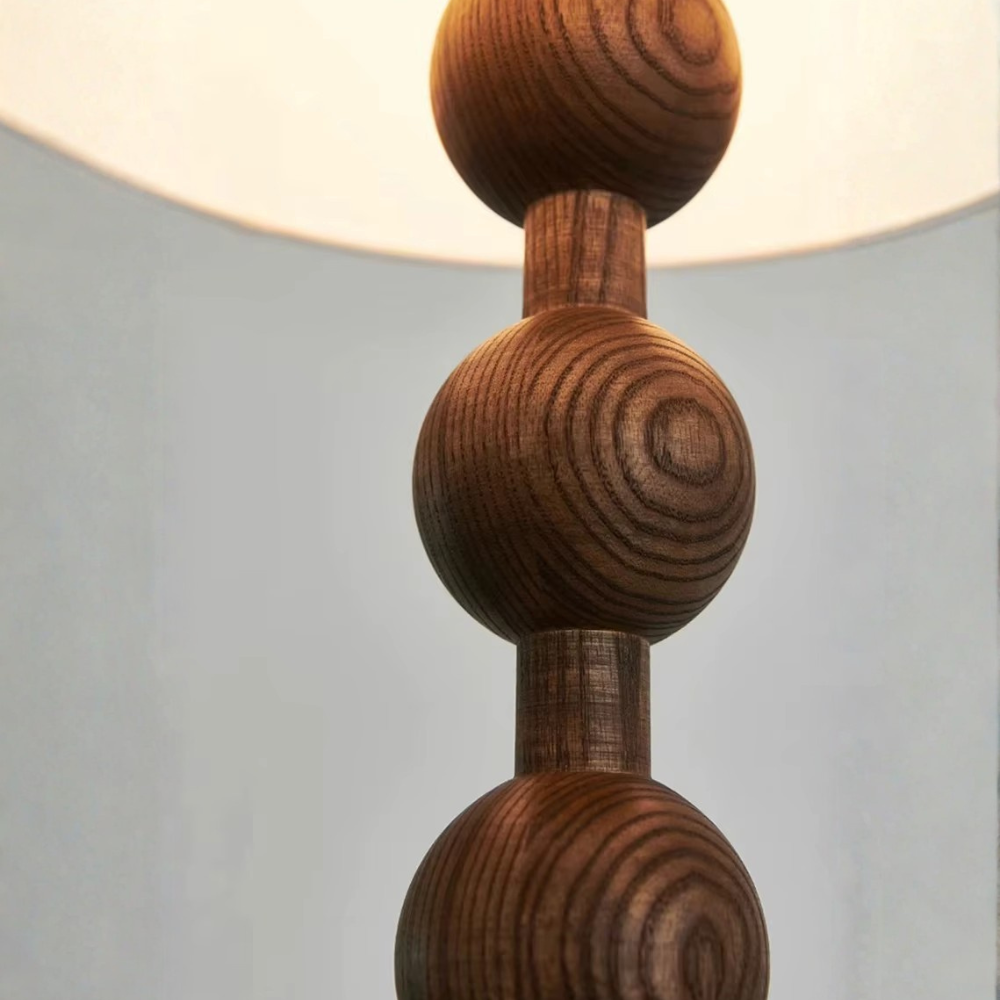 Lámpara de Pie Escultural Hugo – Luz de Piso Moderna con Esferas de Madera para Espacios de Vida