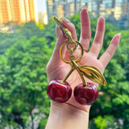 Llave de metal con colgante de cereza