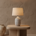 Lumera | Lámpara de Mesa Escultural de Cerámica Blanca Elegante para Sala de Estar