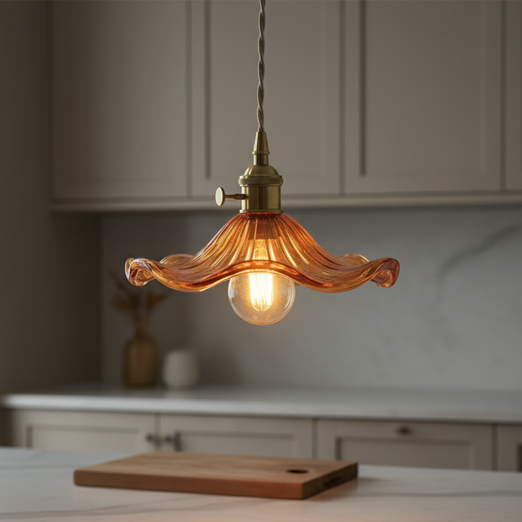 Lámpara Colgante Elegante en Forma de Pétalo - Pantalla de Vidrio Estriado y Accesorio de Latón para Iluminación de Cocina