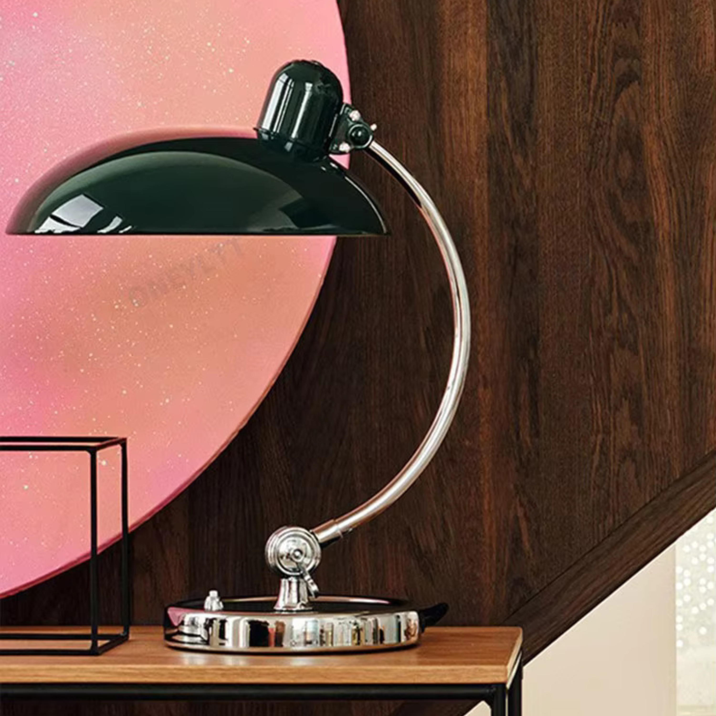 Lámpara de mesa con elegante arco de hierro