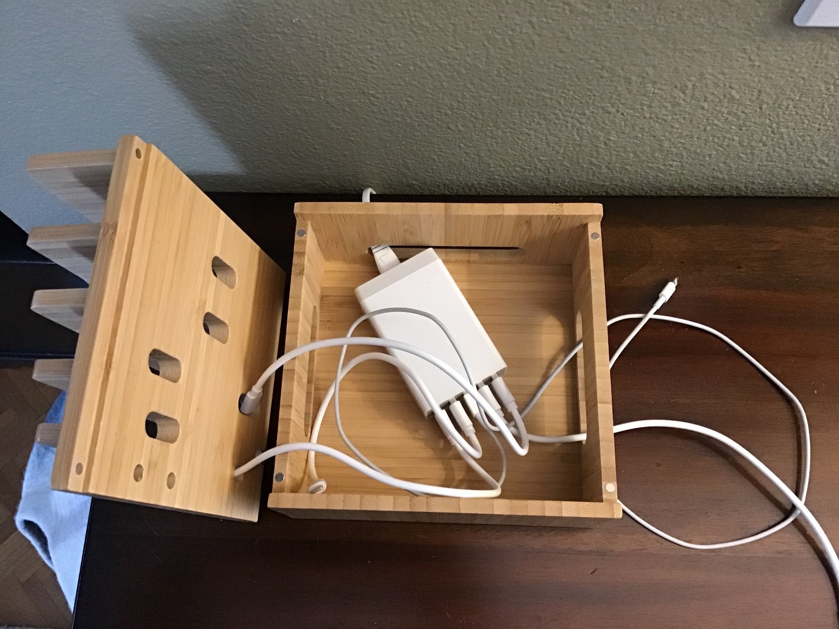 Tekavo ChargeDock Estación de Carga de Bambú | Cargador USB de 5 Puertos y Organizador | Para Smartphone, Tableta y Reloj Inteligente | Incluye Juego de Cables