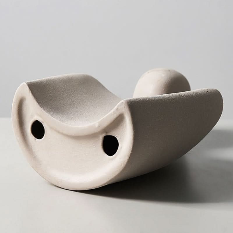 Escultura moderna que simboliza conexión y ternura
