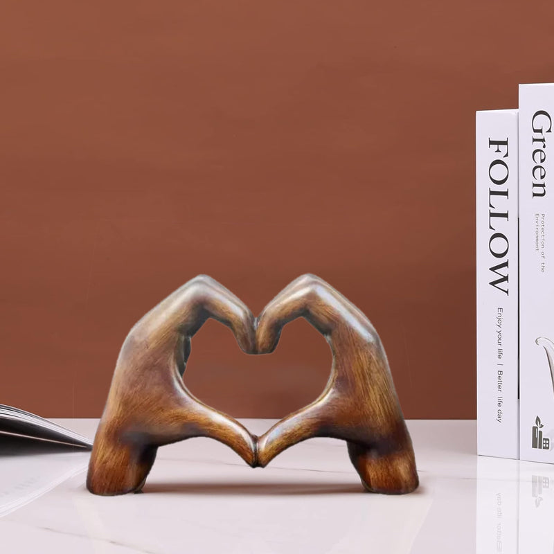 Escultura en Forma de Corazón: Arte Moderno con un Toque Romántico