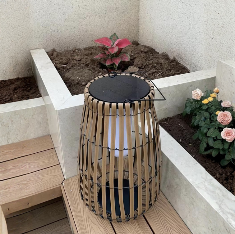 Lámpara de Suelo Solar de Rattan para Exteriores | Decoración de Iluminación para Patio y Jardín a Mano