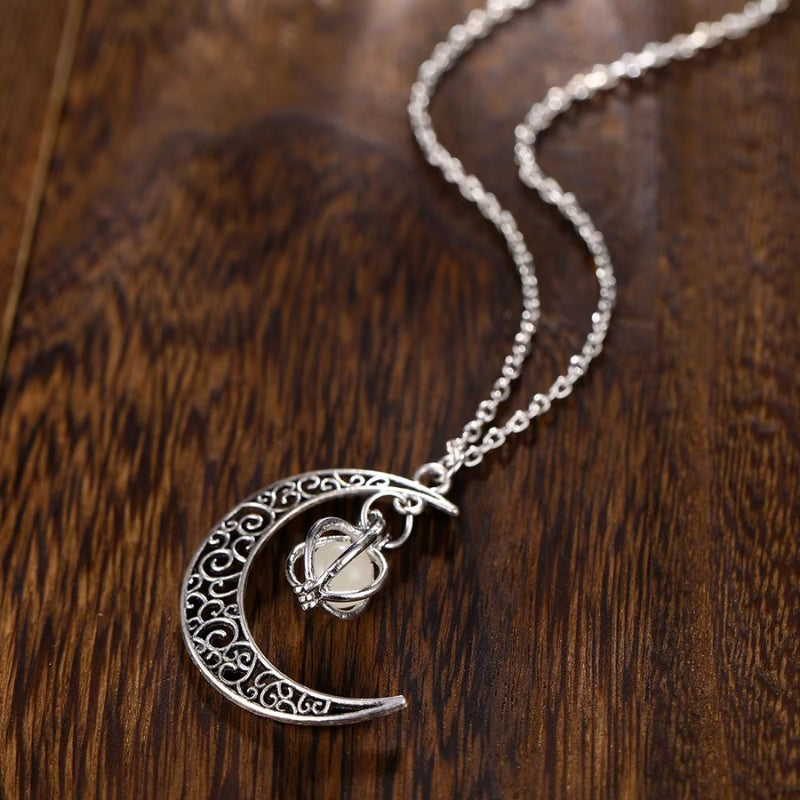 Margaret - Collar con Colgante de Perla y Diseño Inspirado en la Luna