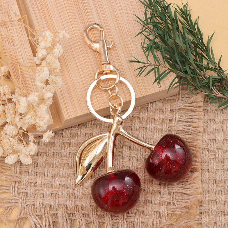 Llave de metal con colgante de cereza