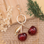 Llave de metal con colgante de cereza