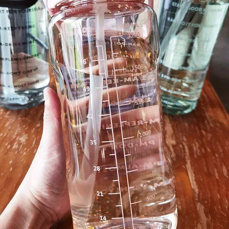 Botella de Agua Deportiva Portátil de 2L con Popote y Marcas de Tiempo