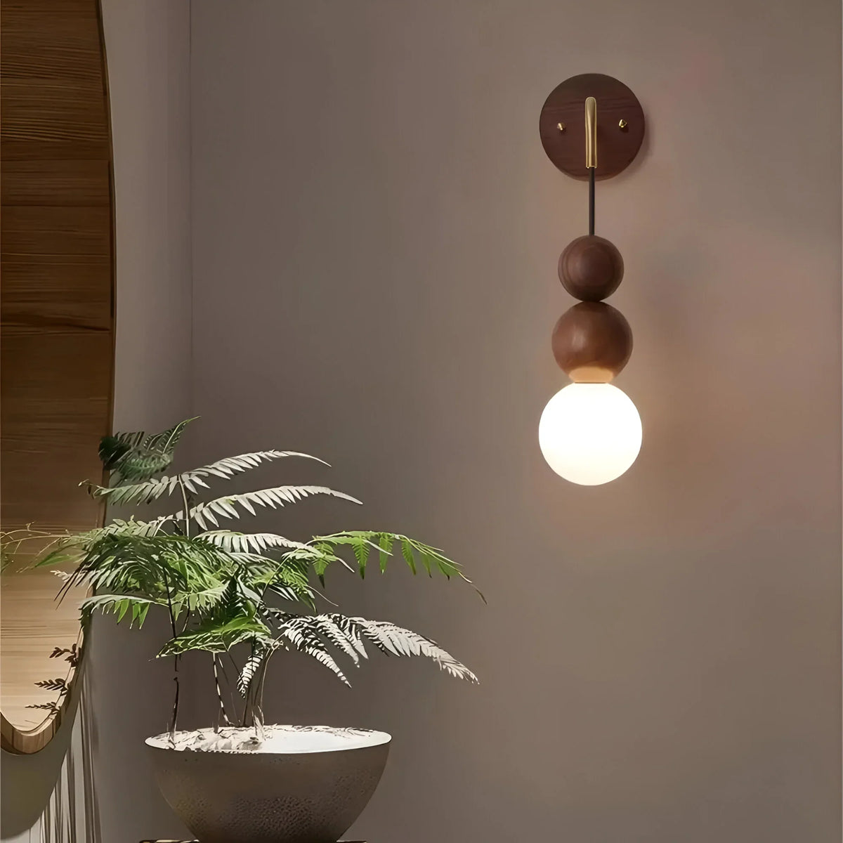 GlowHaven – Luz de Pared con Acabado en Nogal y Latón