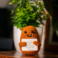 Pequeño compañero decorativo con un mensaje positivo