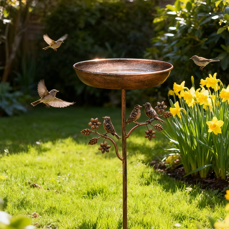 Fuente para pájaros de jardín con piquete de metal en aspecto vintage cobre