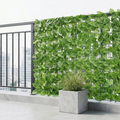 Cerca de privacidad verde artificial con hojas decorativas para jardín y balcón