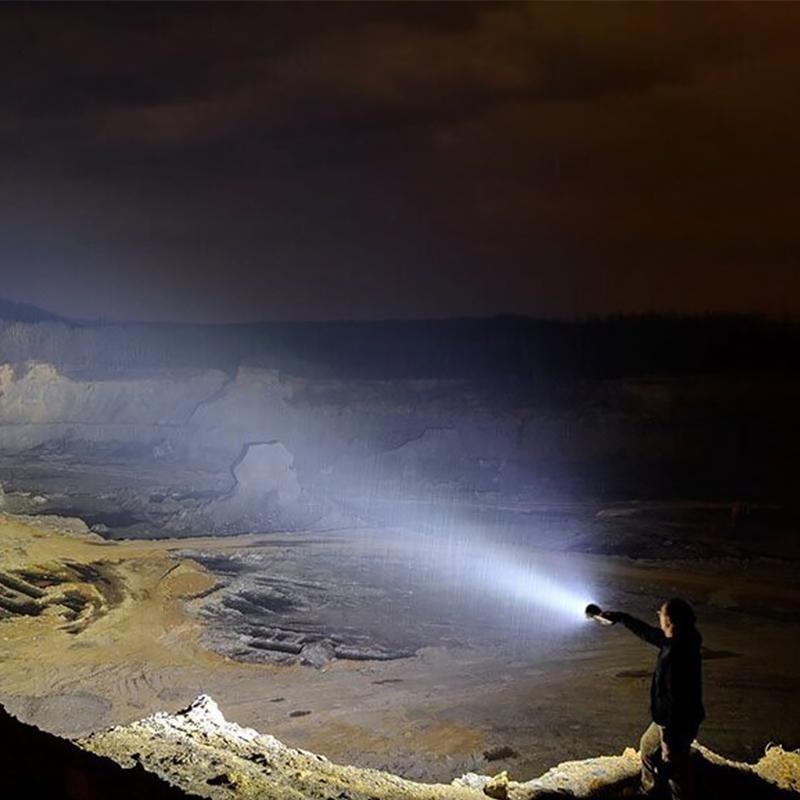 Linterna LED de alto rendimiento MS18 | 100.000 Lúmenes | 18x LEDs Cree XHP70 2.0 | Alcance de 2,3 km | IP56 a prueba de agua | Pantalla de estado OLED | Incl. paquete de batería