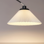 Valoura | Lámpara de Pie Elegante con Arco Ajustable y Luz Tri-Color para Sala de Estar o Dormitorio