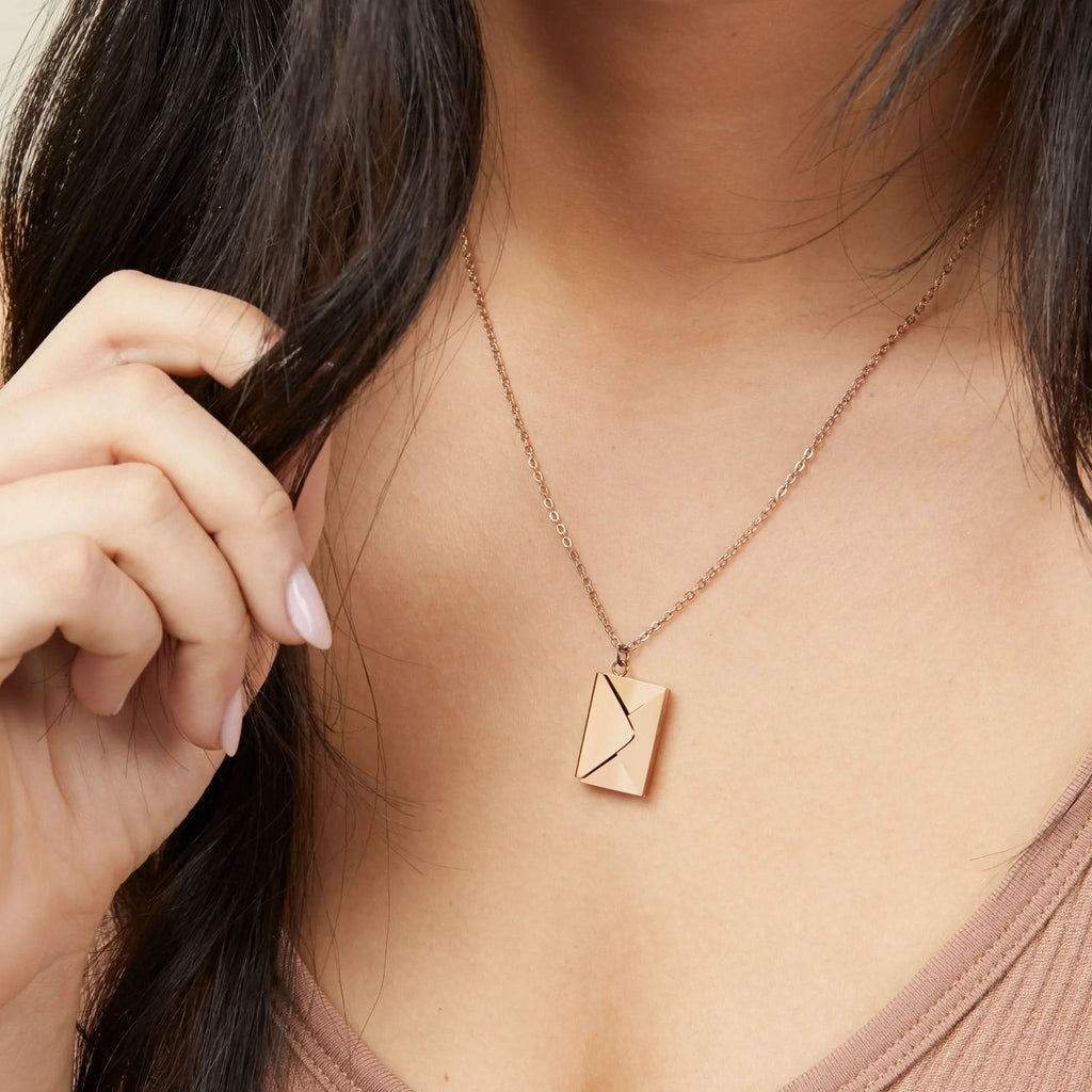 Collar de sobre secreto con un mensaje de amor oculto