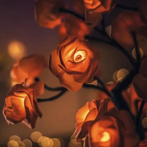 Lámpara Rozenboom - Elegante Lámpara de Mesa LED | Lámpara de Mesa con Flor de Rosa | LED Ajustable | Iluminación Ambiental Regulable | Plástico | IP66 | Diseño Único | Lámpara de Mesa Romántica | Iluminación Decorativa | Elegancia Moderna