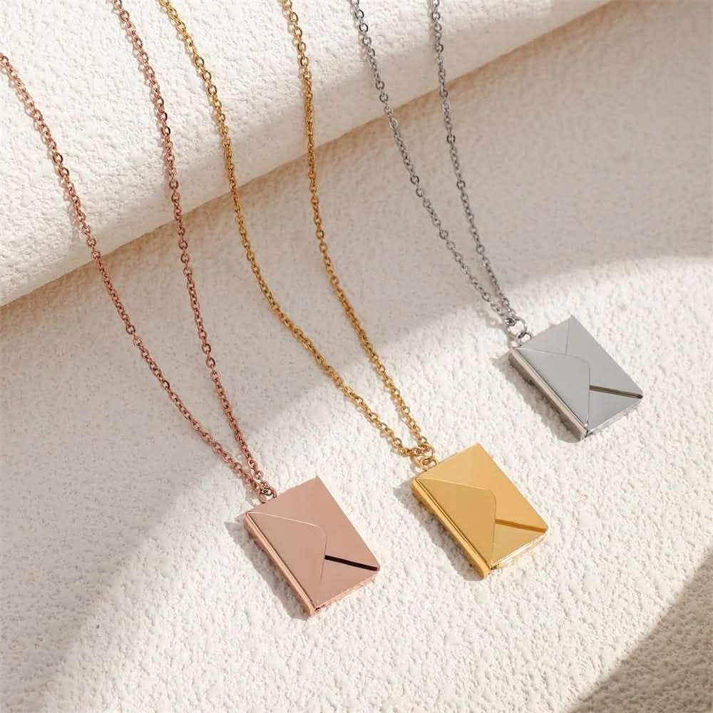 Collar de sobre secreto con un mensaje de amor oculto