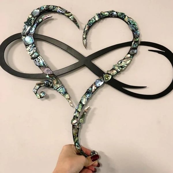 IronEcho – Escultura de Pared Forjada a Mano con Corazón Infinito