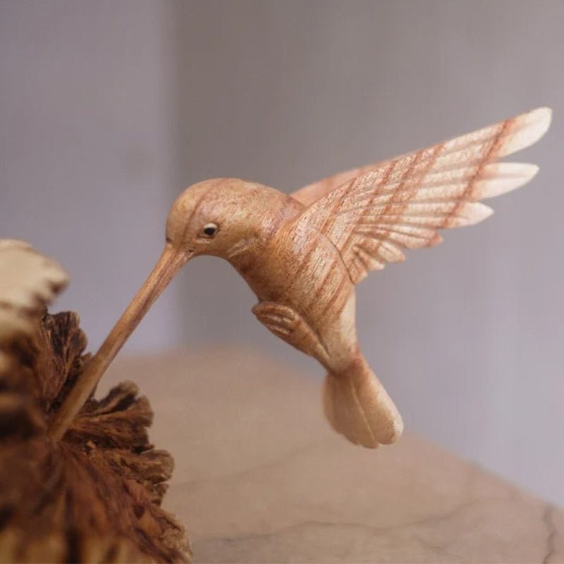 Colibrí alimentándose de una flor, escultura hecha a mano