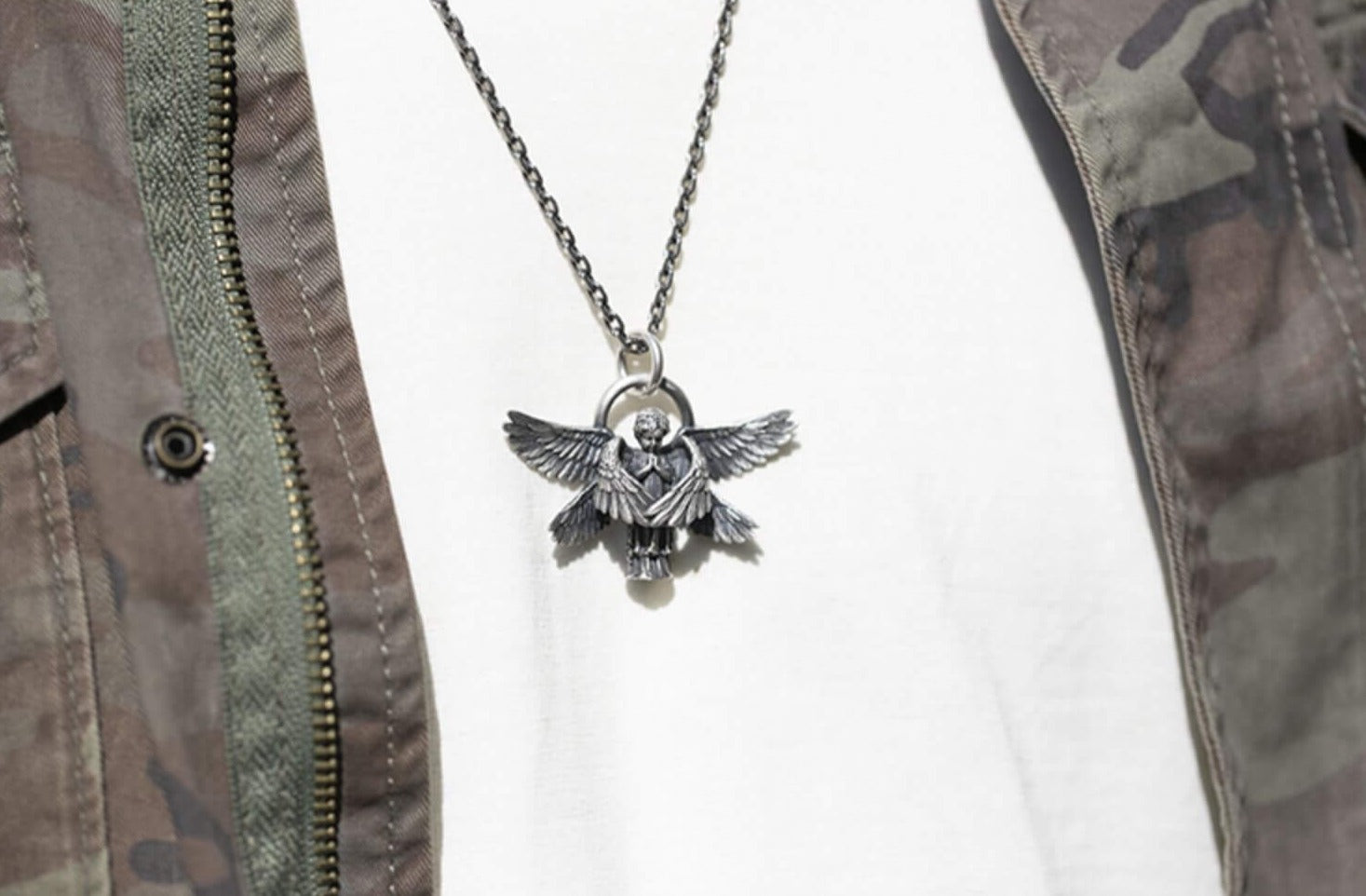 Collar con colgante de ángel