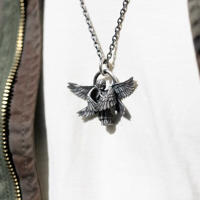 Collar con colgante de ángel