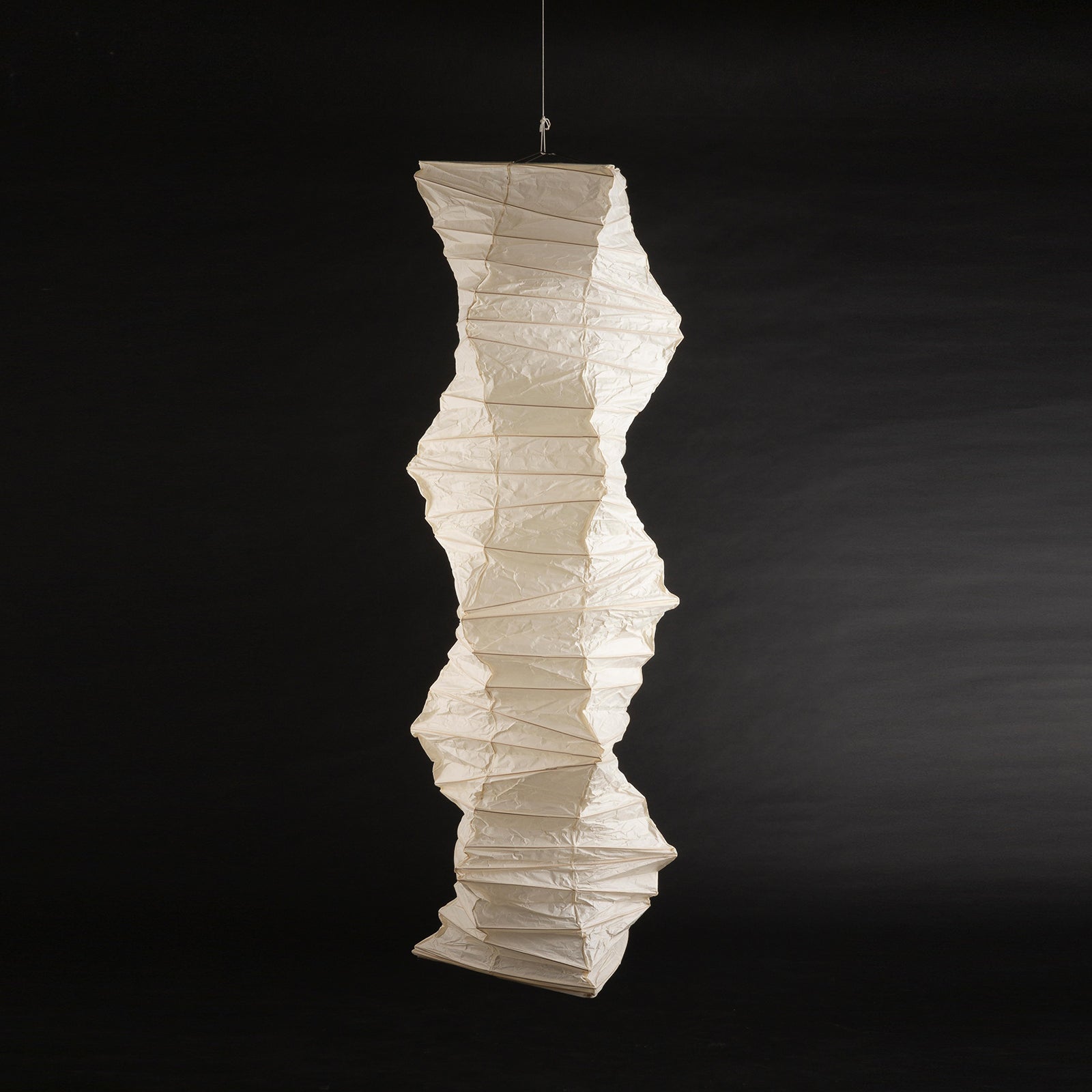 Lámpara Colgante Akari 33N - Diseño Vertical Elegante para Interiores Modernos