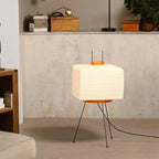 Lámpara de Mesa Minimalista Akari 7A con Pantalla de Papel Washi Plegado a Mano