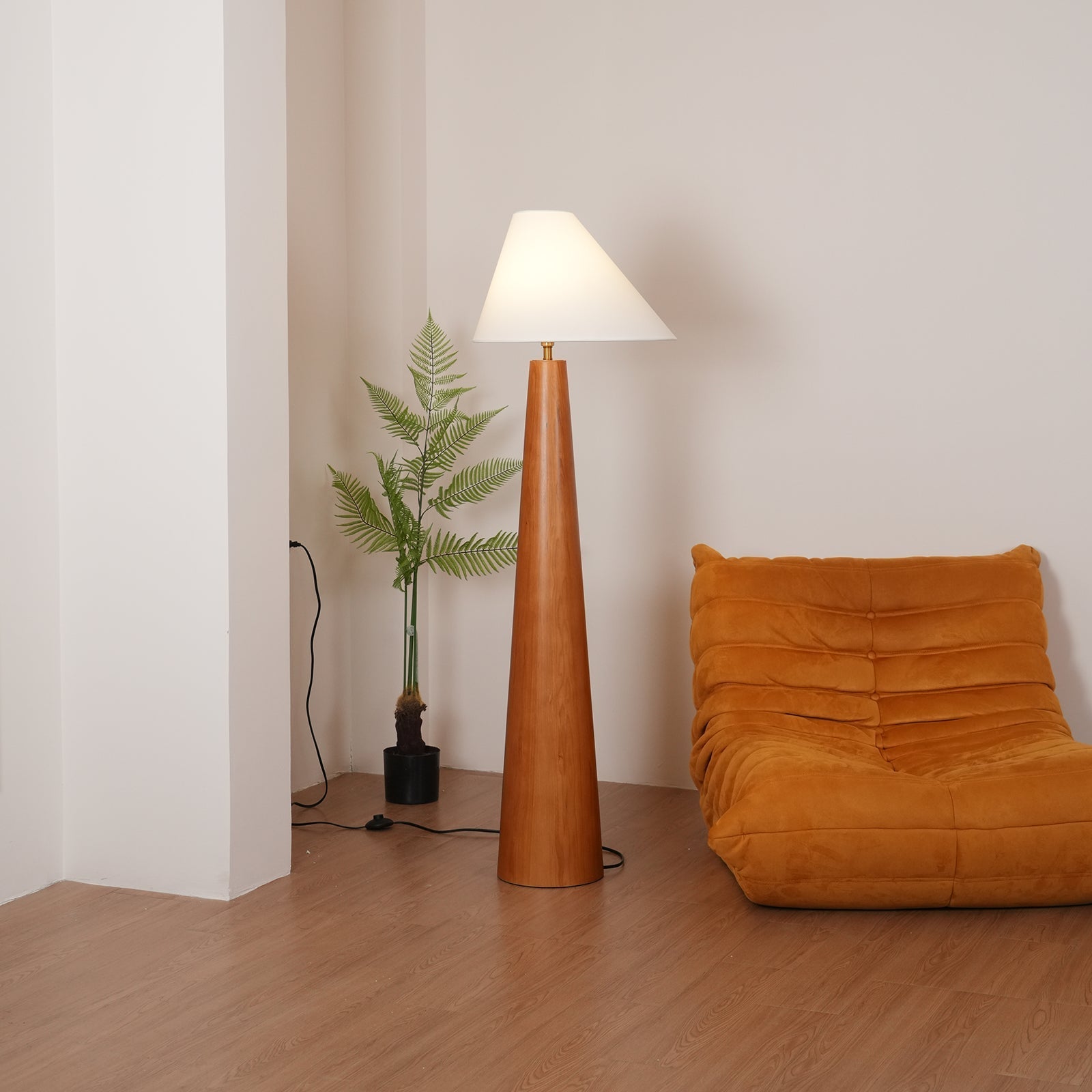Lámpara de Suelo Moderna Alvin - Elegante Lámpara de Madera de Pie con Pantalla Asimétrica