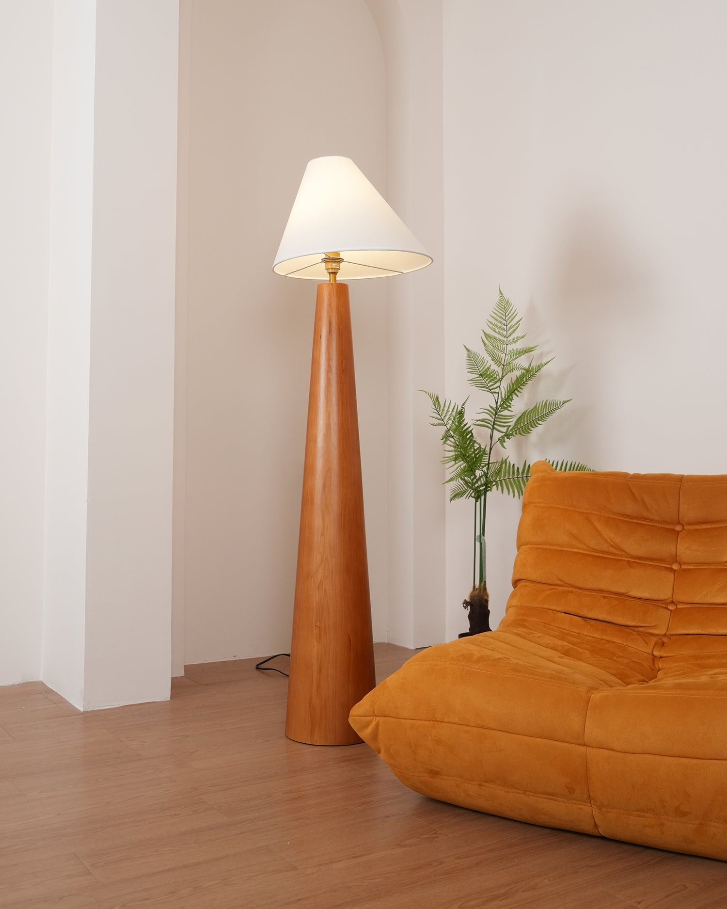 Lámpara de Suelo Moderna Alvin - Elegante Lámpara de Madera de Pie con Pantalla Asimétrica