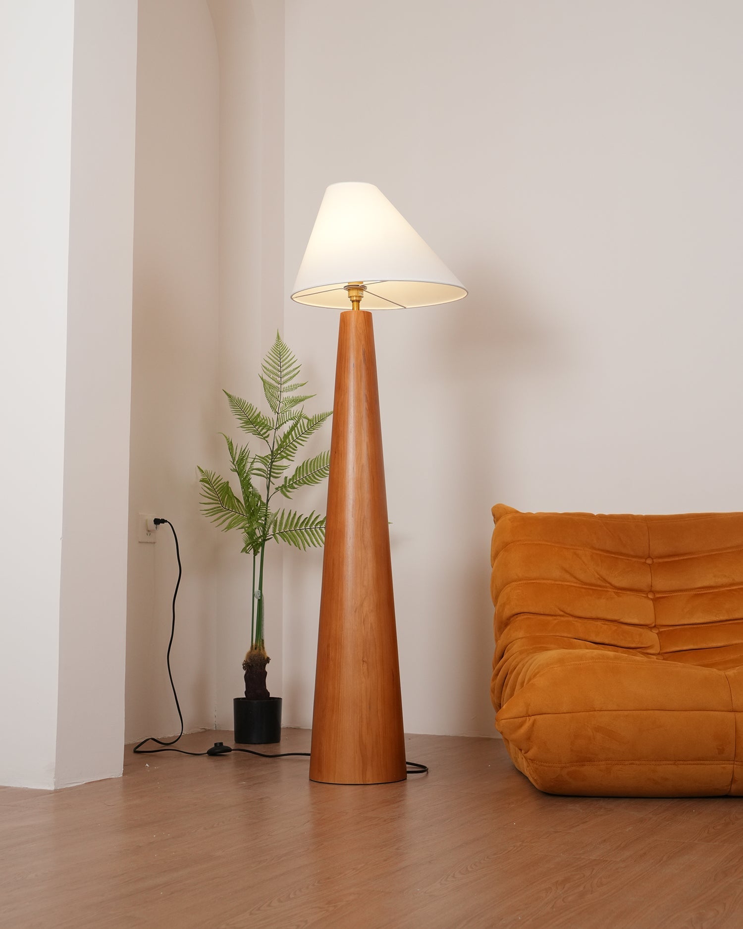 Lámpara de Suelo Moderna Alvin - Elegante Lámpara de Madera de Pie con Pantalla Asimétrica