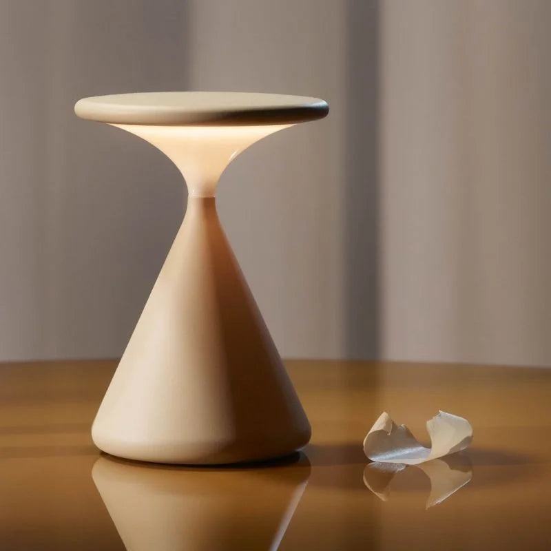 Lámpara de Mesa LED Dimmable Aeron Hourglass – Elegante y Sin Cable