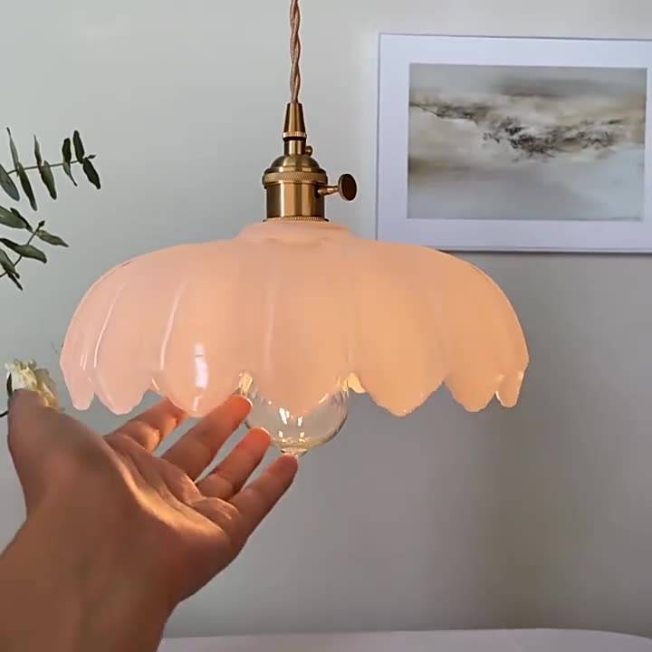 Lámpara colgante clásica con cúpula de cristal y detalles en cobre