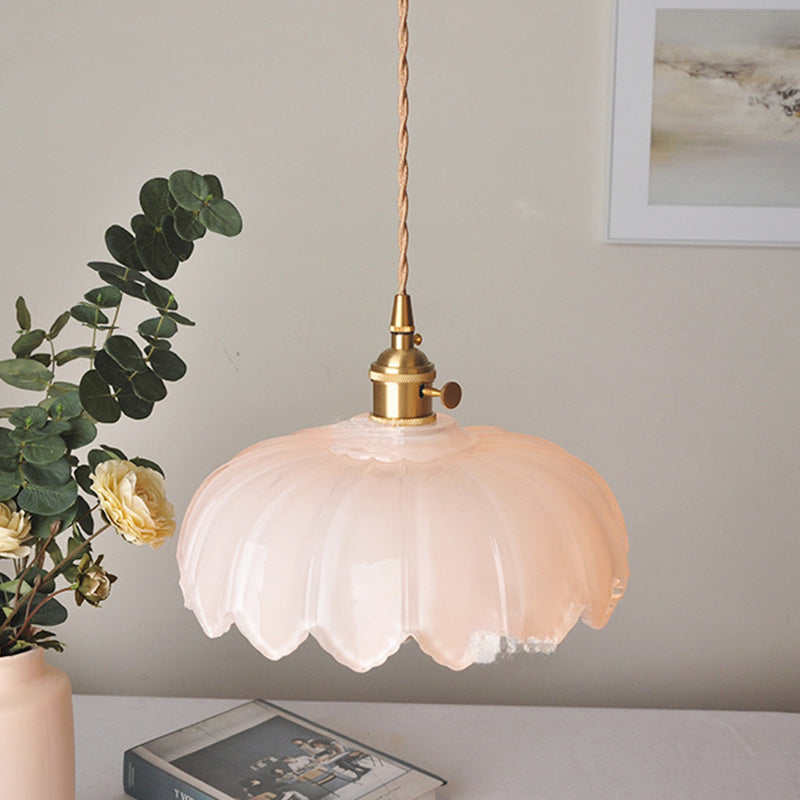 Lámpara colgante clásica con cúpula de cristal y detalles en cobre