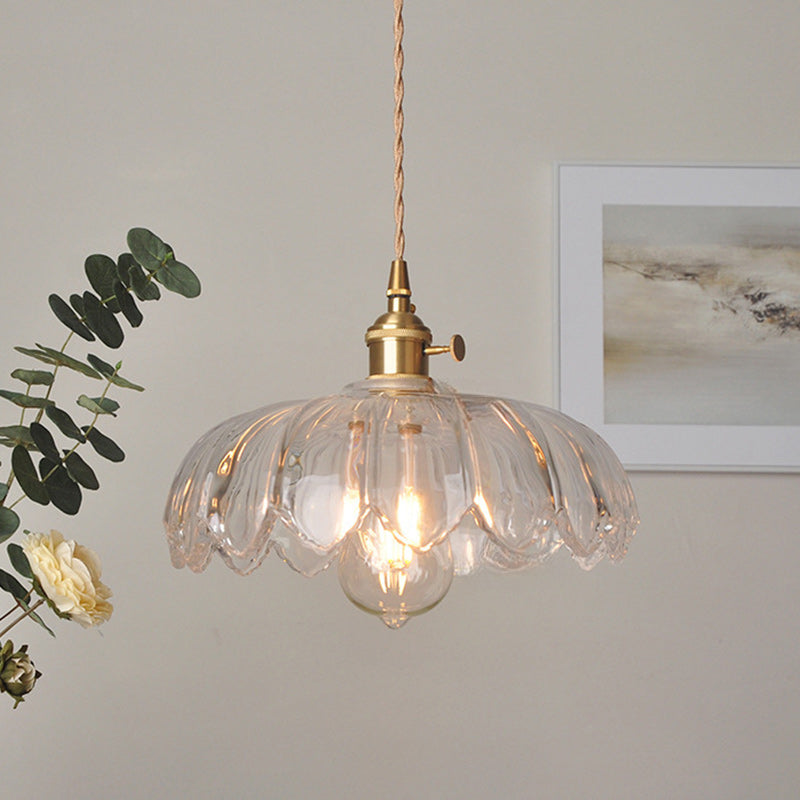 Lámpara colgante clásica con cúpula de cristal y detalles en cobre