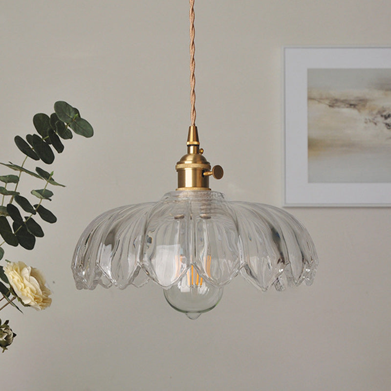 Lámpara colgante clásica con cúpula de cristal y detalles en cobre